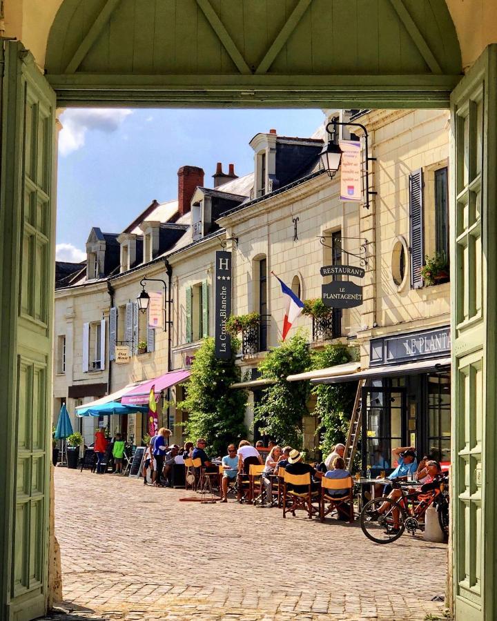 Logis Hotel La Croix Blanche Fontevraud Bagian luar foto