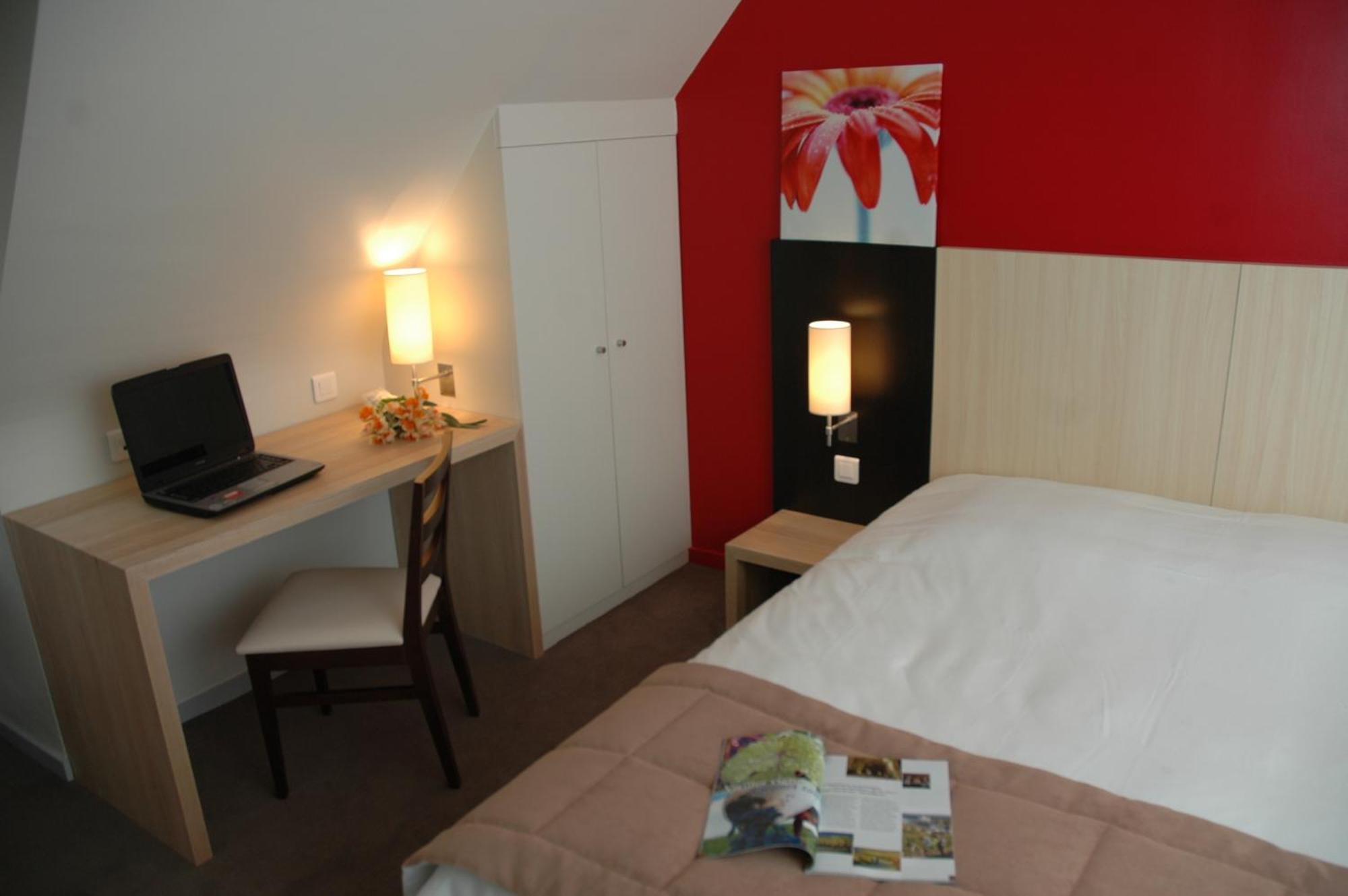 Logis Hotel La Croix Blanche Fontevraud Bagian luar foto