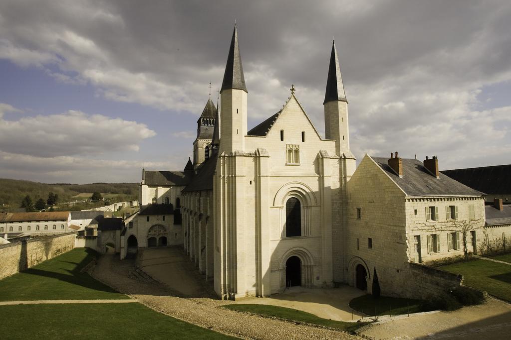 Logis Hotel La Croix Blanche Fontevraud Bagian luar foto