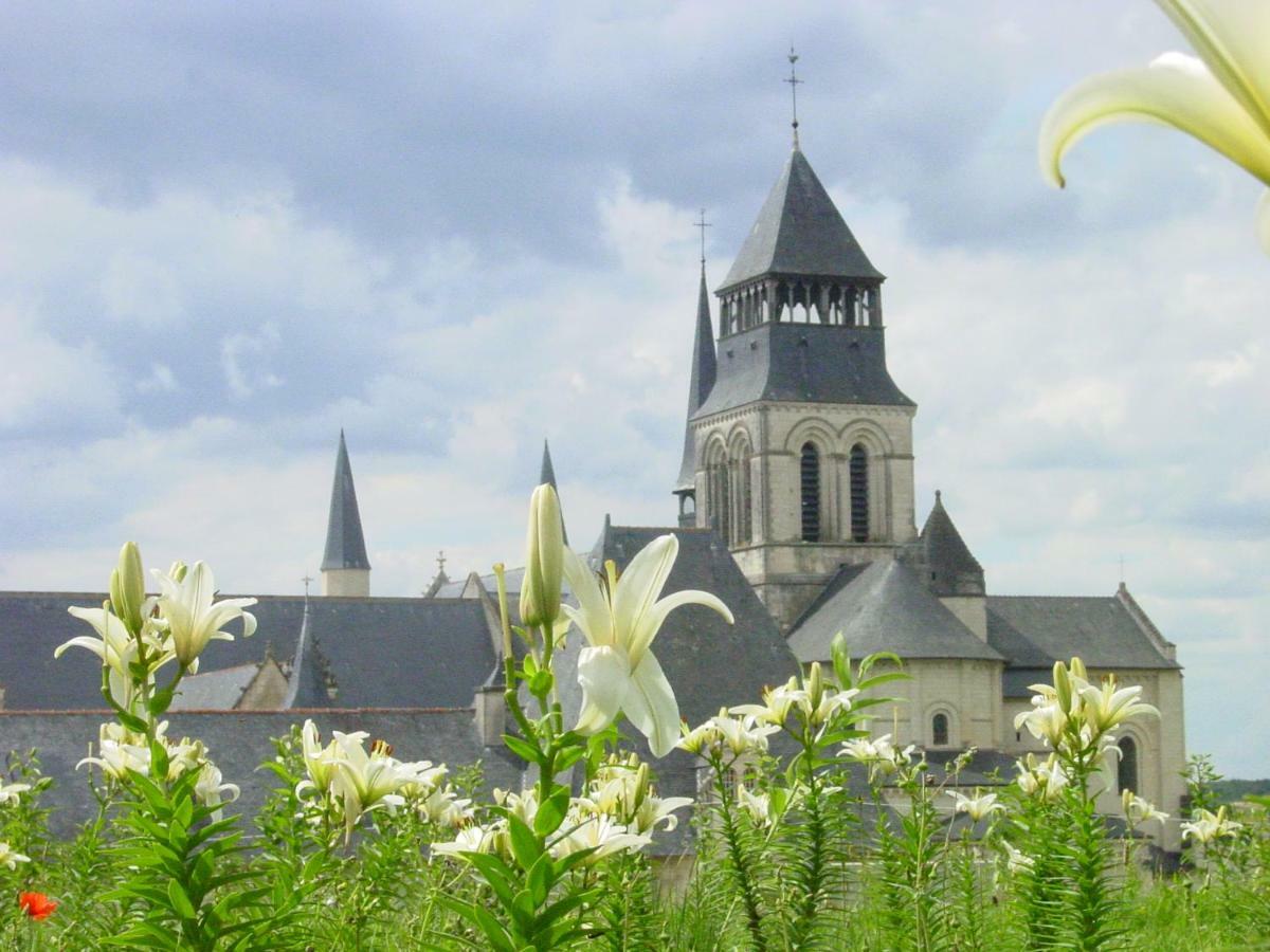 Logis Hotel La Croix Blanche Fontevraud Bagian luar foto